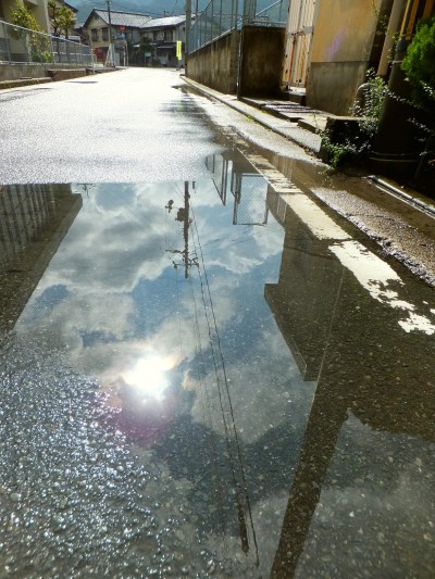 雨上がりの道２