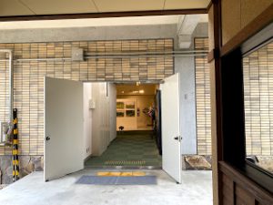 農業遺産体験館から但馬牛博物館を見る