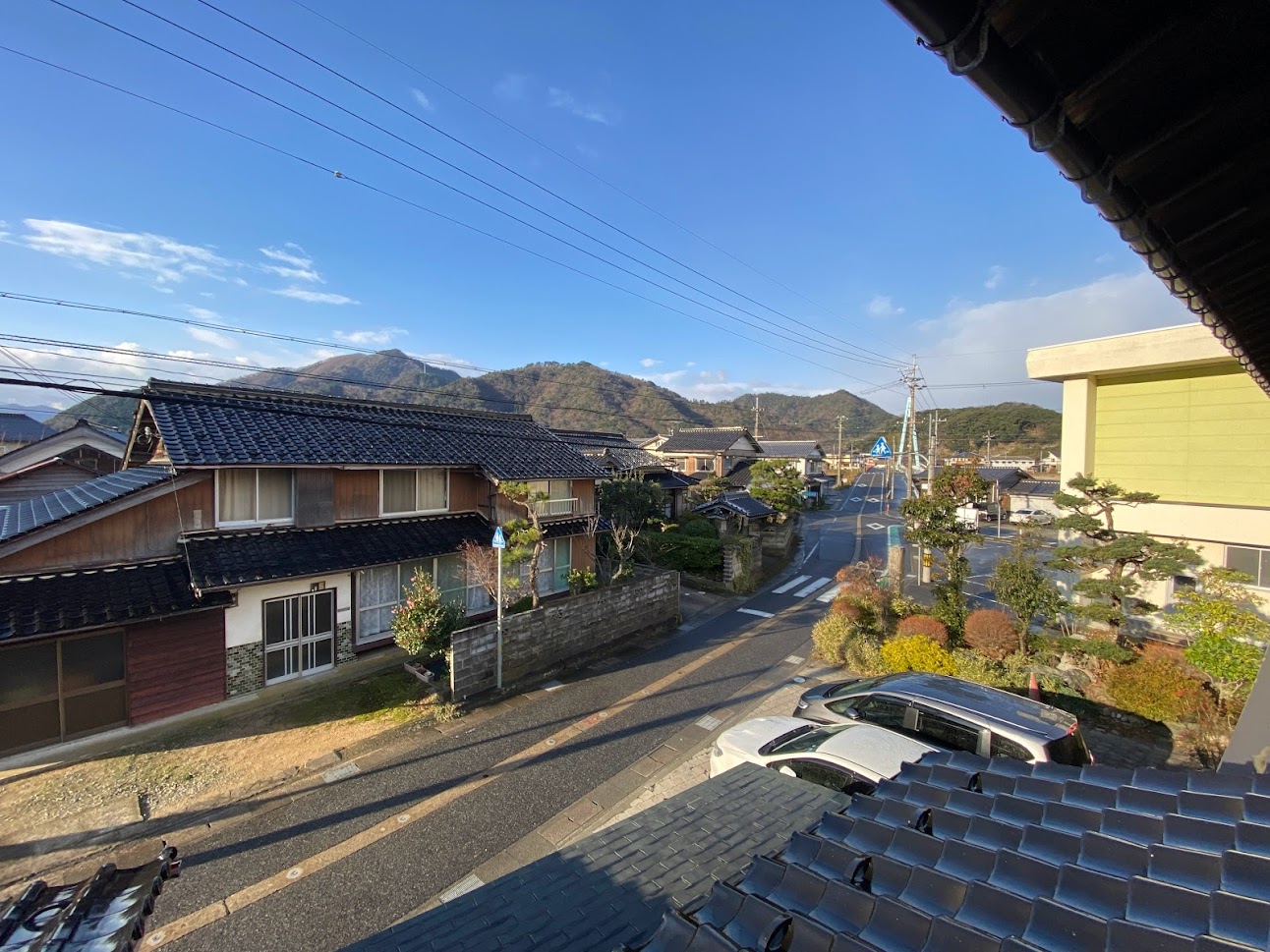 かどや2階から玄関前の風景