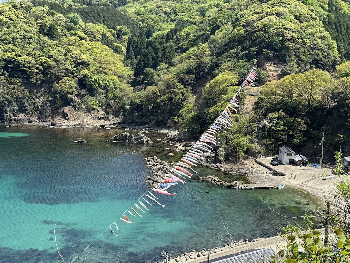 海の美しさも映える海上こいのぼり