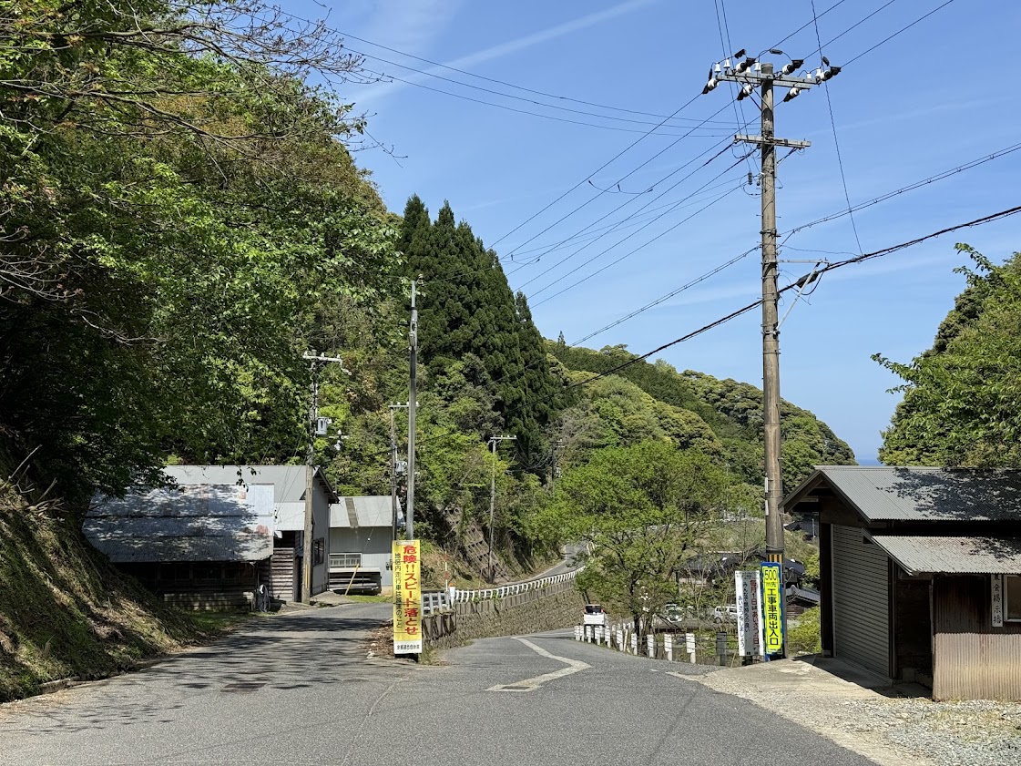 左の登り坂が鎧駅、右の下り坂が鎧港