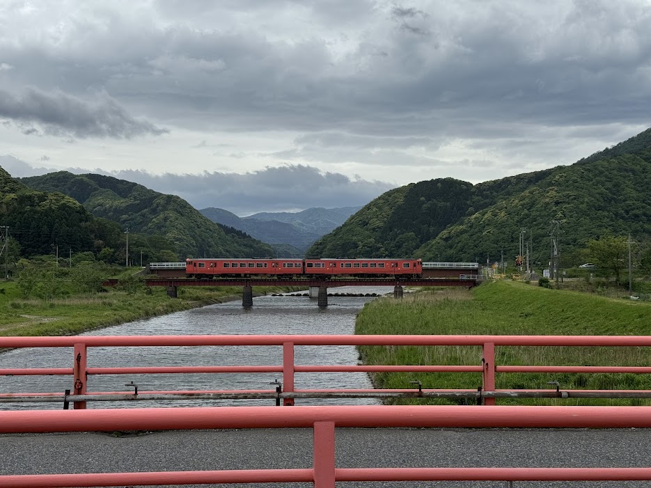 佐津川橋からJR線の列車を臨む