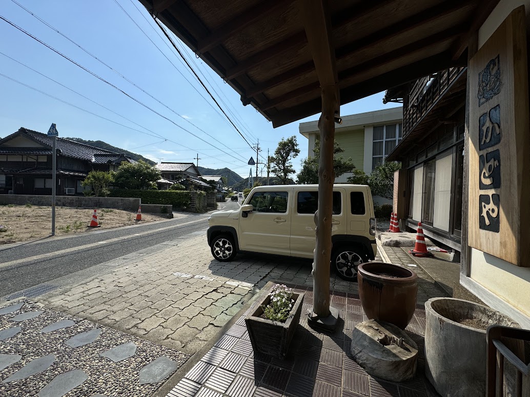 民宿かどや前にて