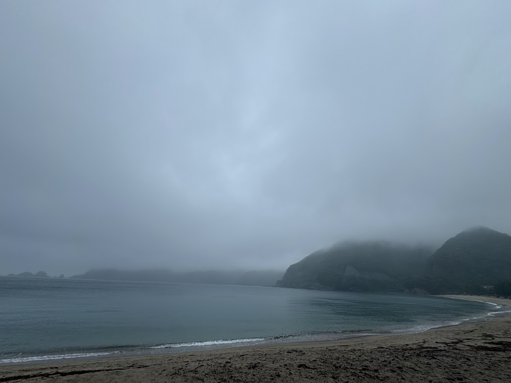 豪雨でも波風が立っていない梅雨の佐津海水浴場