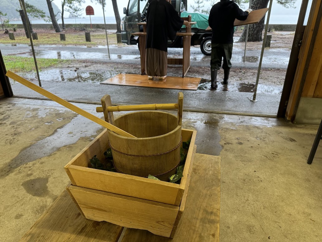 炊事棟から海に向けて神事の準備