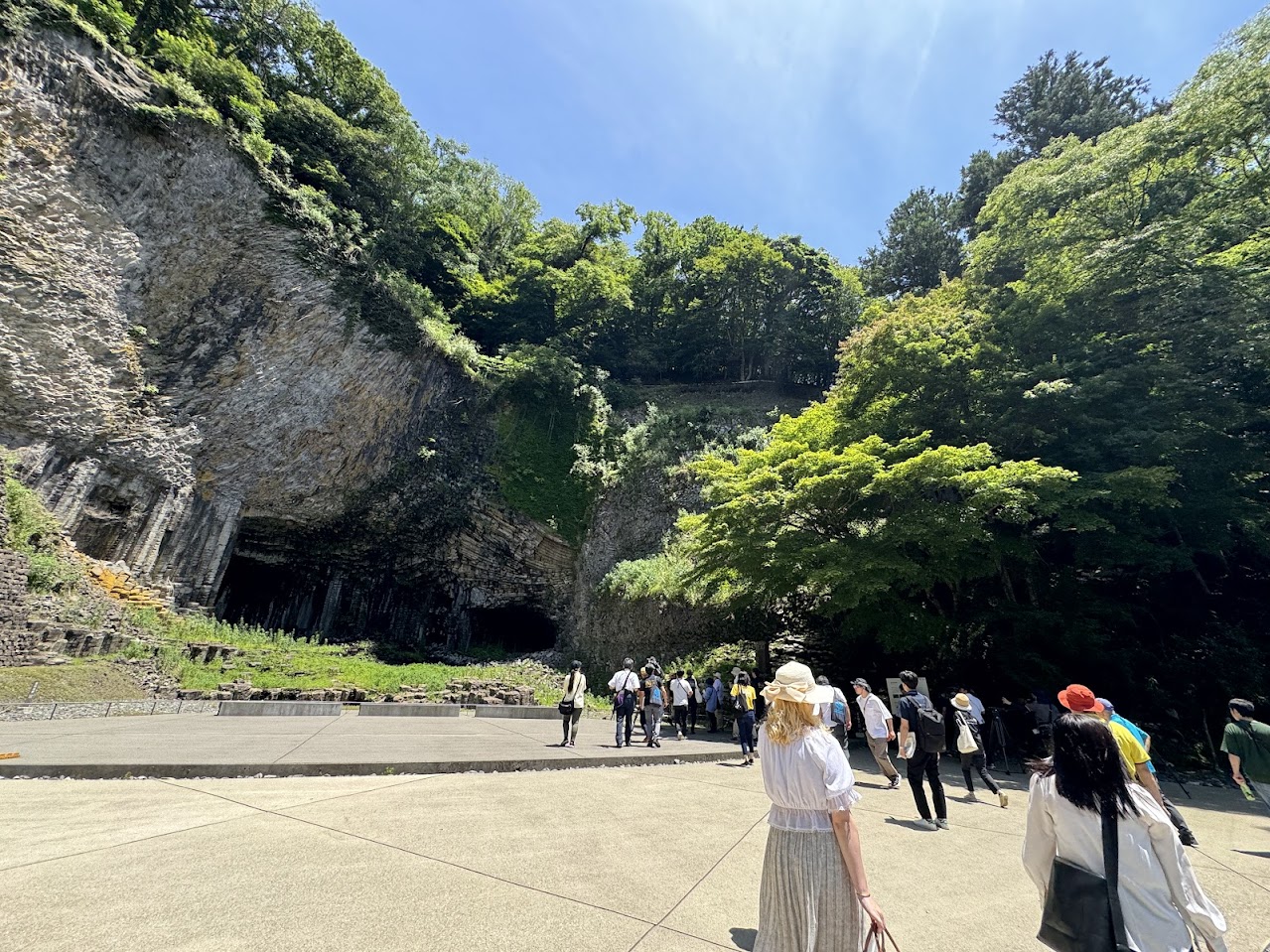 玄武洞にて。昨日の豊岡は34℃。暑かったです。。