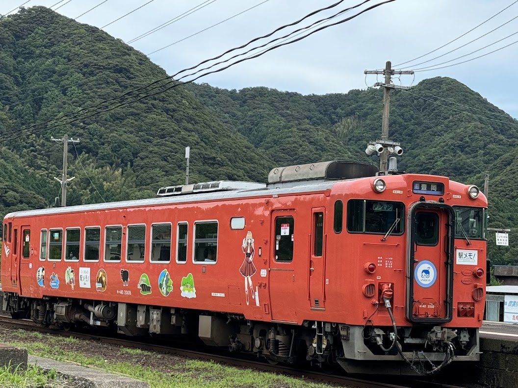 佐津駅で見かけた「駅メモ！」車輌