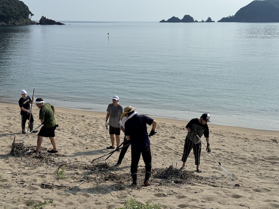 砂浜の漂着物を一斉に除去