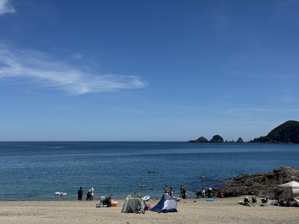 海水浴シーズン真っ只中の佐津ビーチ