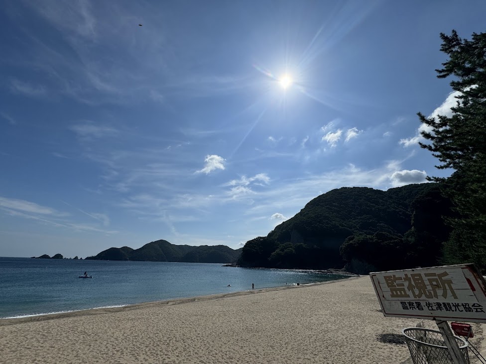 朝、佐津ビーチに燦々と降り注ぐ太陽の光