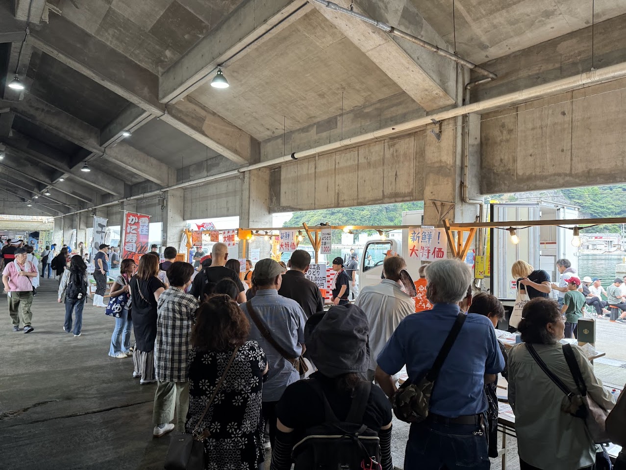 朝8時ごろ、香住がに販売先の先頭はこんな感じ