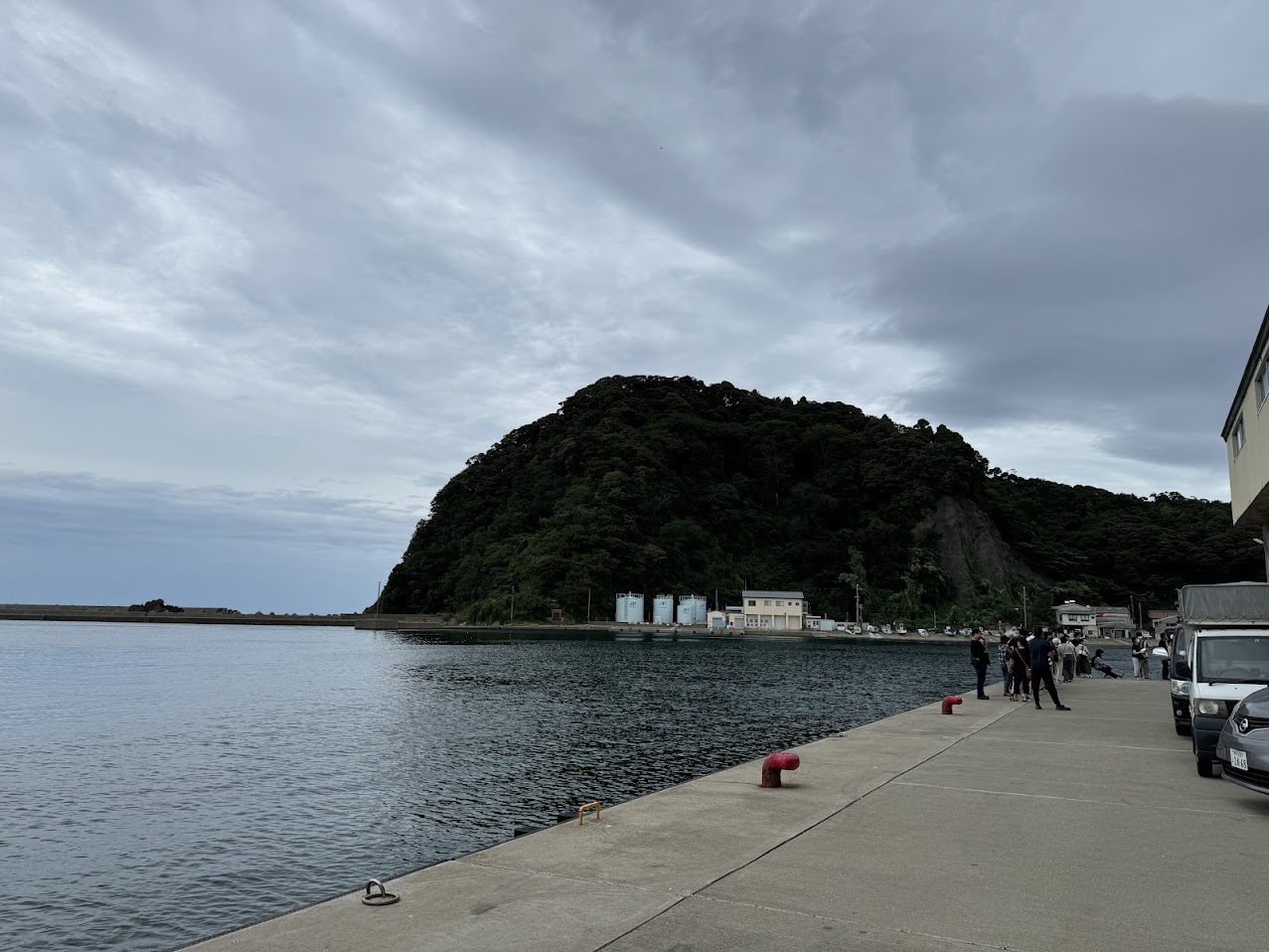 朝8時ごろ、曇り空の香住漁港