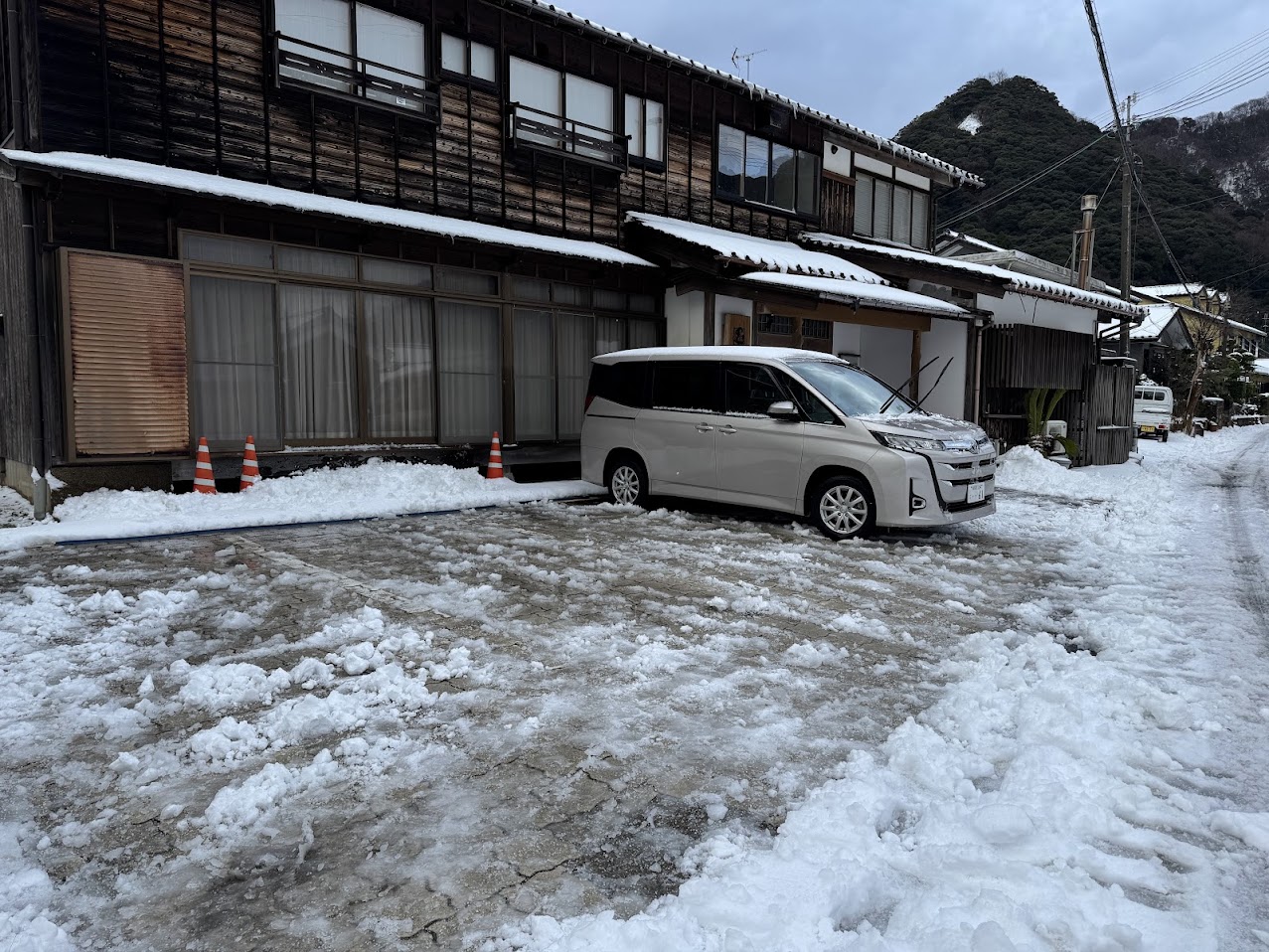 消雪システムがない場合、雪かき完了後でもこんな感じ・・・