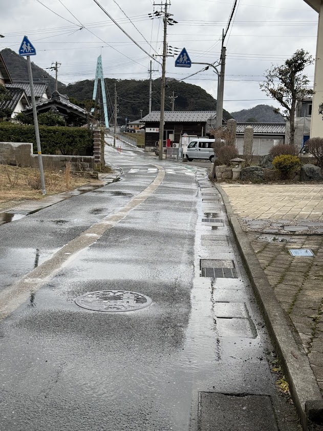 消雪システム付の民宿かどや前の道路