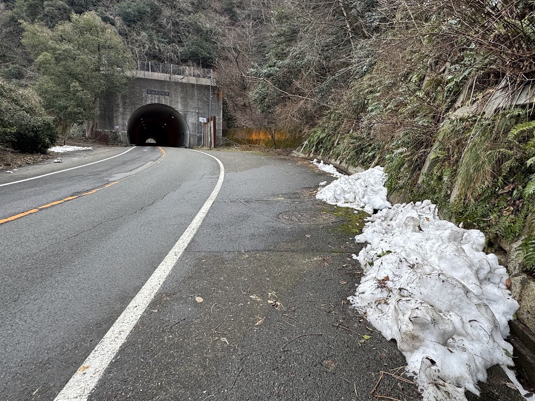 柴山トンネル出口付近にはまだ残雪が