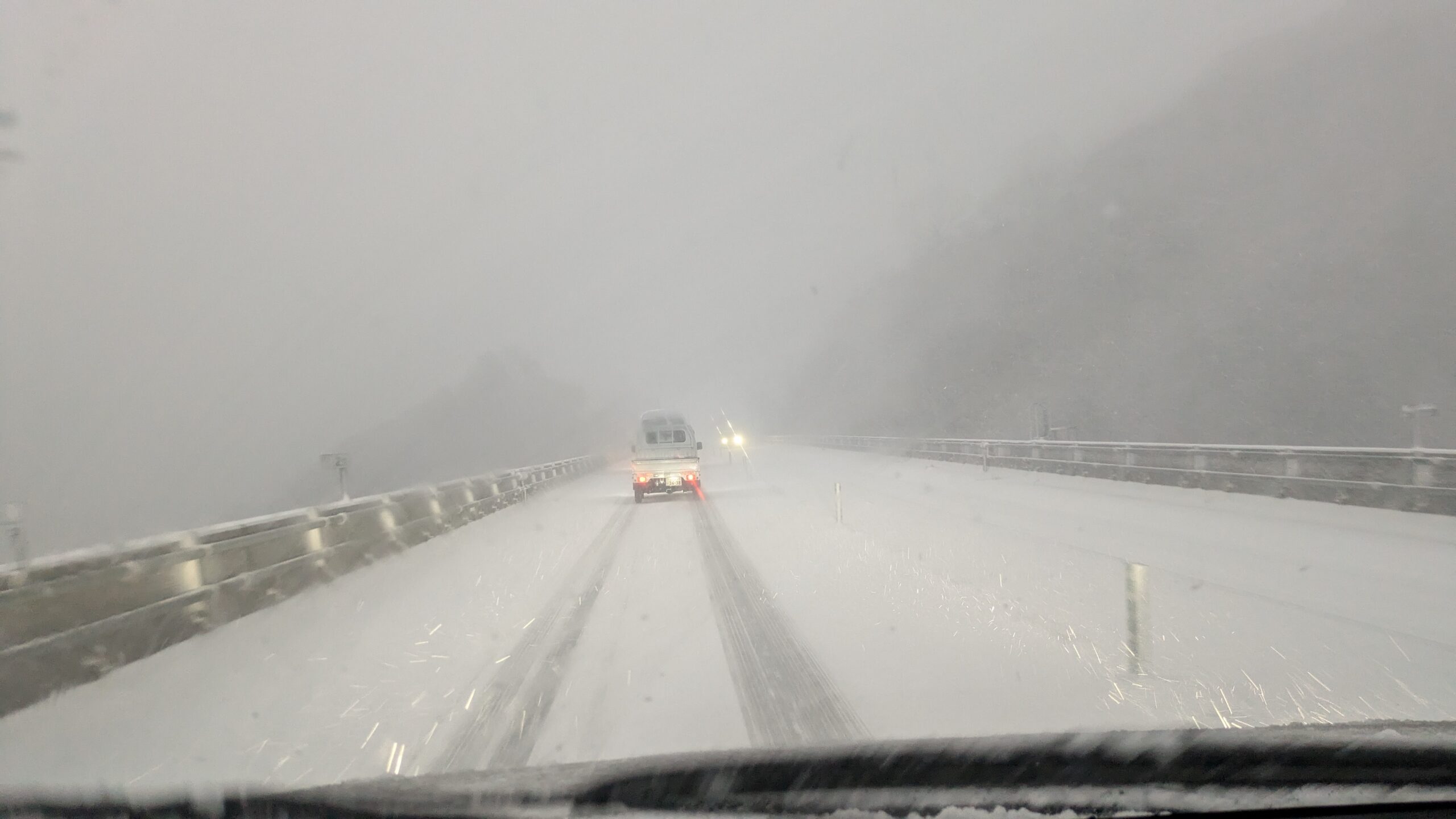 雪道運転、前の車との車間距離を空けて走行