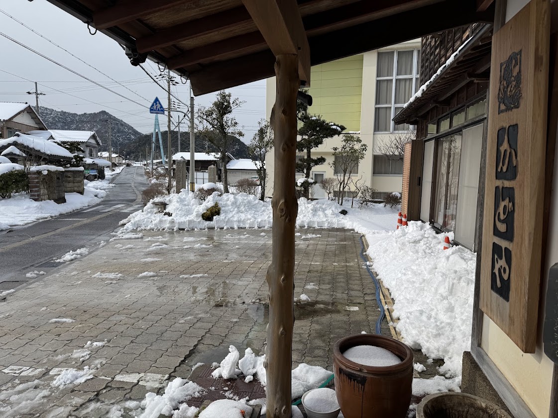 除雪完了直後のかどや前駐車場