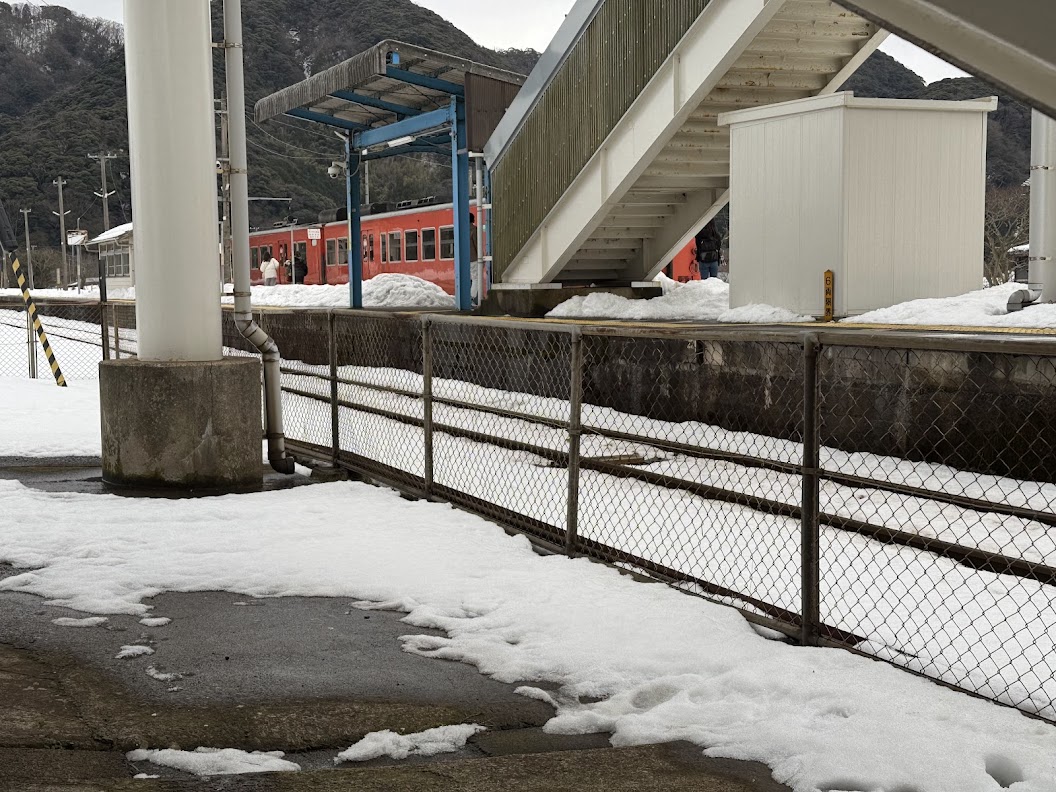 ホームに残雪残る佐津駅