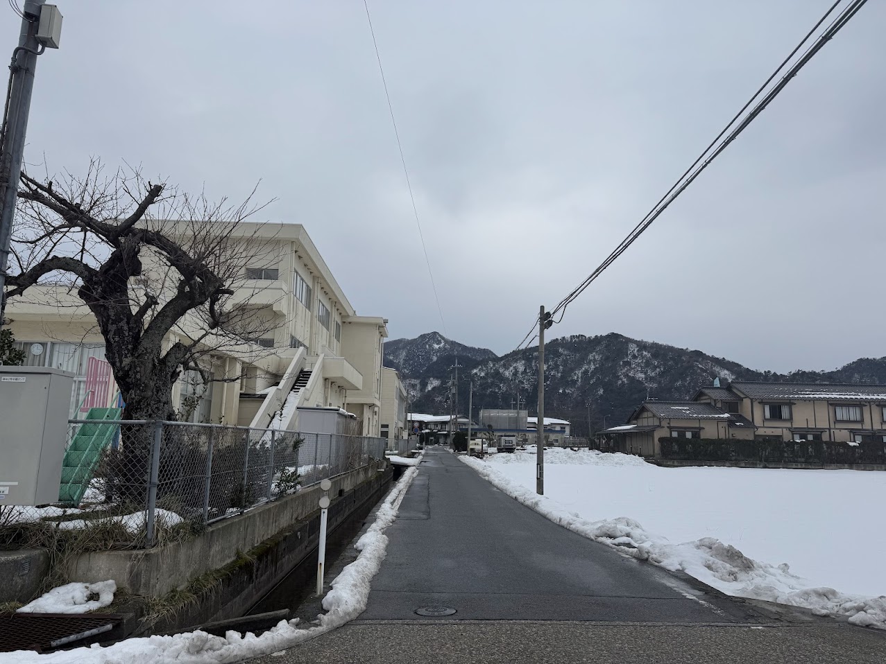 集落内、佐津小学校横の町道