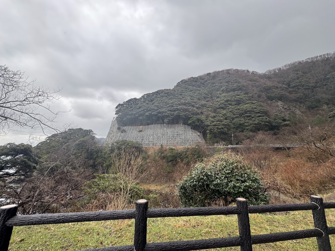 佐津魚見台から東方面の海岸道路